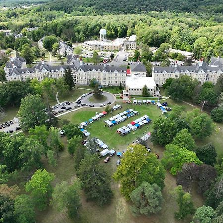 Condo On State Hospital Grounds! Traverse City Bagian luar foto